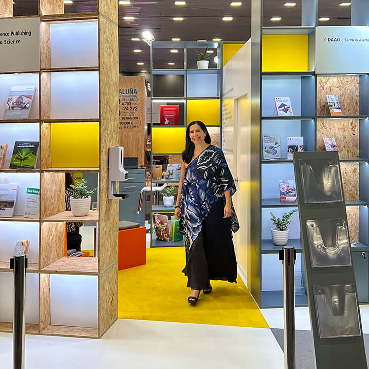Firma del nuevo libro HOGARES luminosos y alegres en la Feria Internacional del Libro de Guadalajara