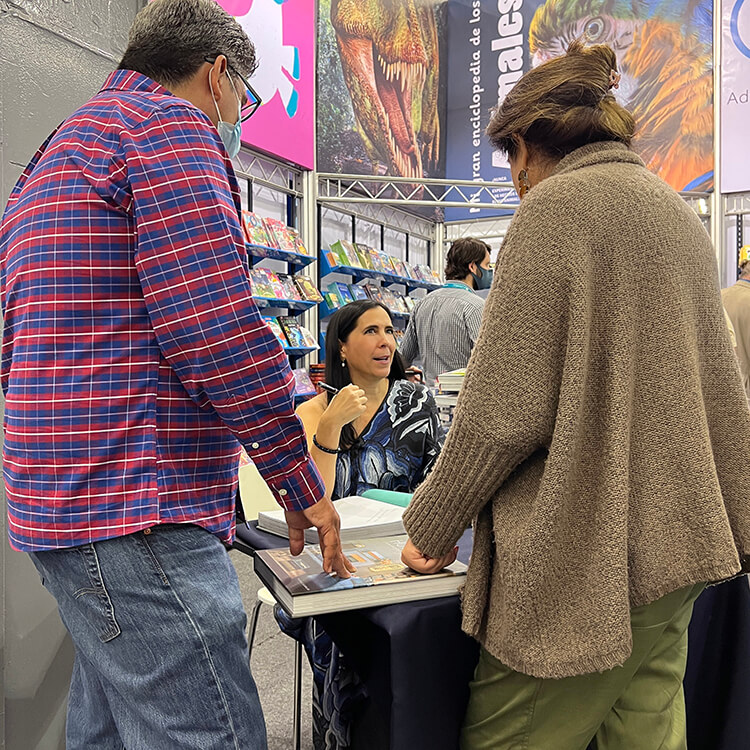 Firma del nuevo libro “HOGARES luminosos y alegres” en la Feria Internacional del Libro de Guadalajara