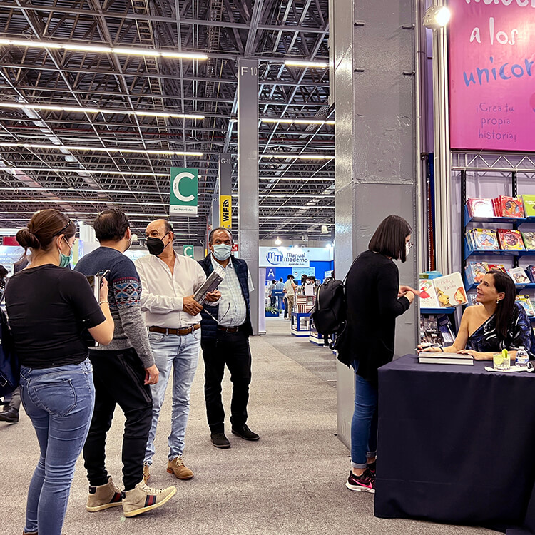 Firma del nuevo libro “HOGARES luminosos y alegres” en la Feria Internacional del Libro de Guadalajara