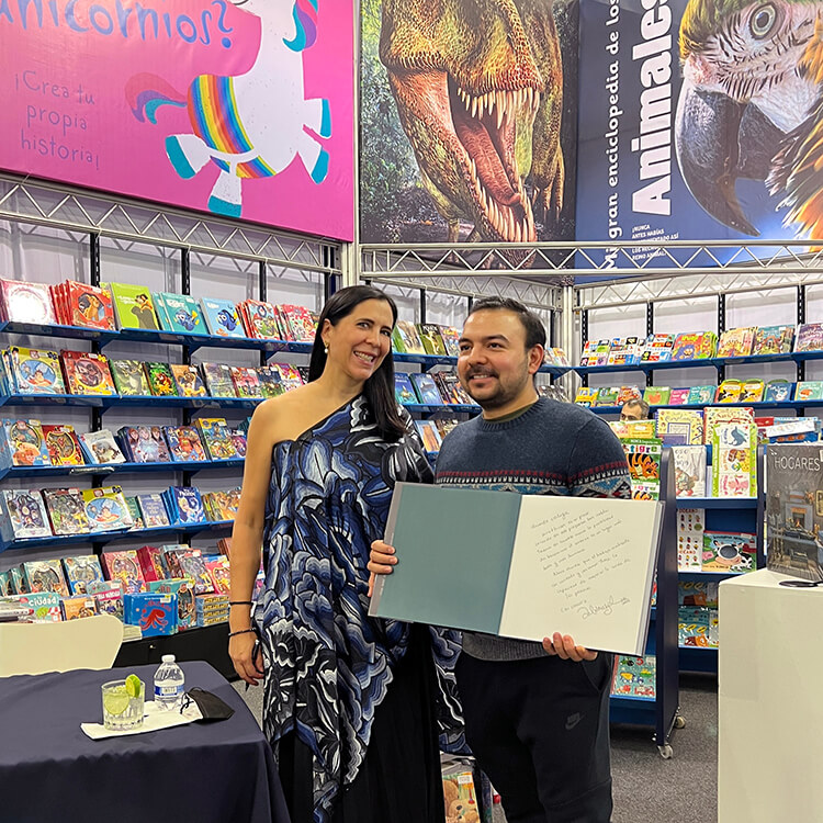 Firma del nuevo libro “HOGARES luminosos y alegres” en la Feria Internacional del Libro de Guadalajara