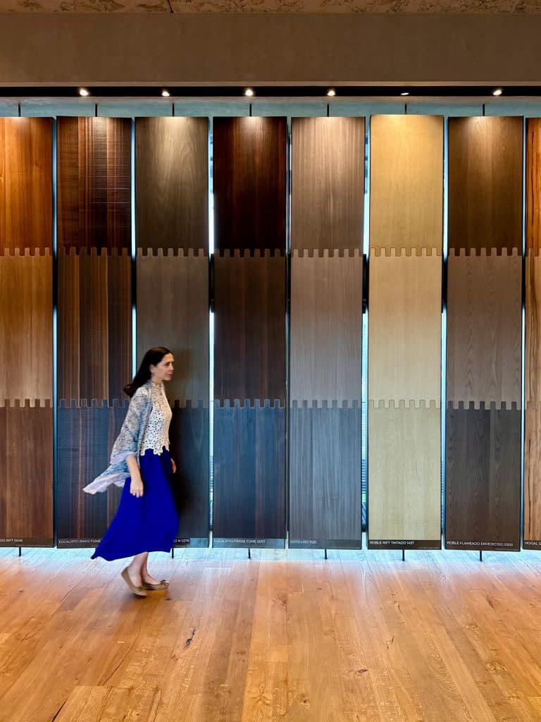 Mariangel Coghlan recorriendo show room de maderas naturales para diseño interior